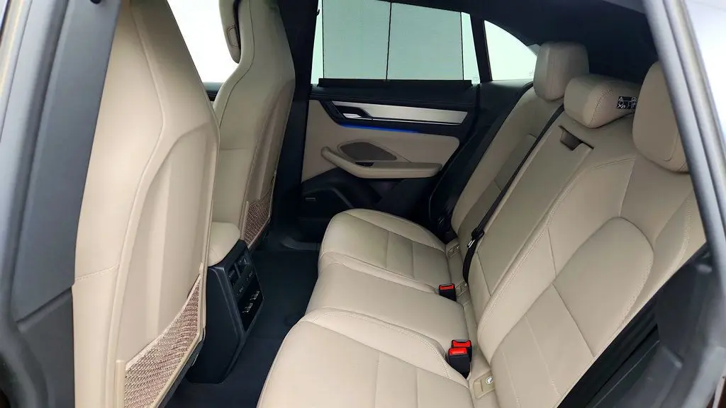 2025 Porsche Macan 4S Electric