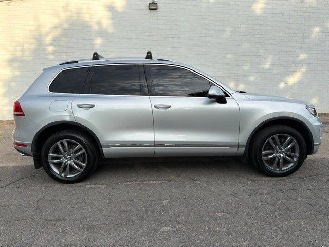 2016 Volkswagen Touareg - $19,428