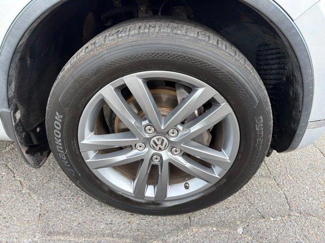 2016 Volkswagen Touareg - $19,428