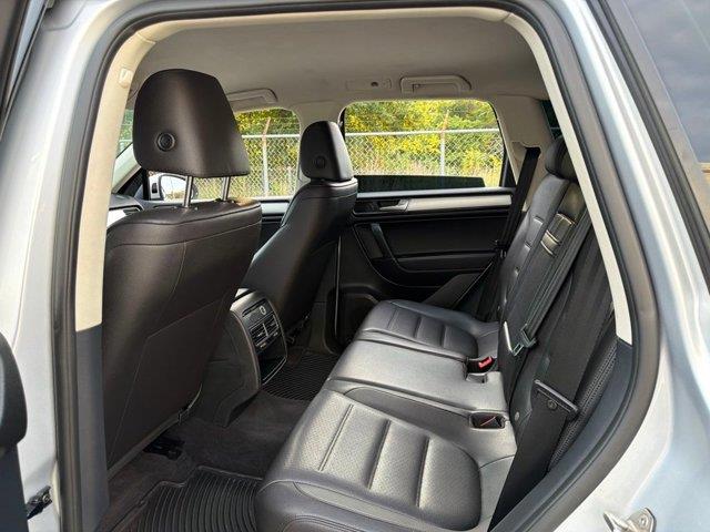 2016 Volkswagen Touareg - $19,428