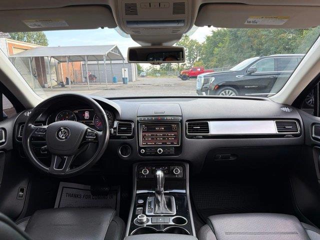 2016 Volkswagen Touareg - $19,428