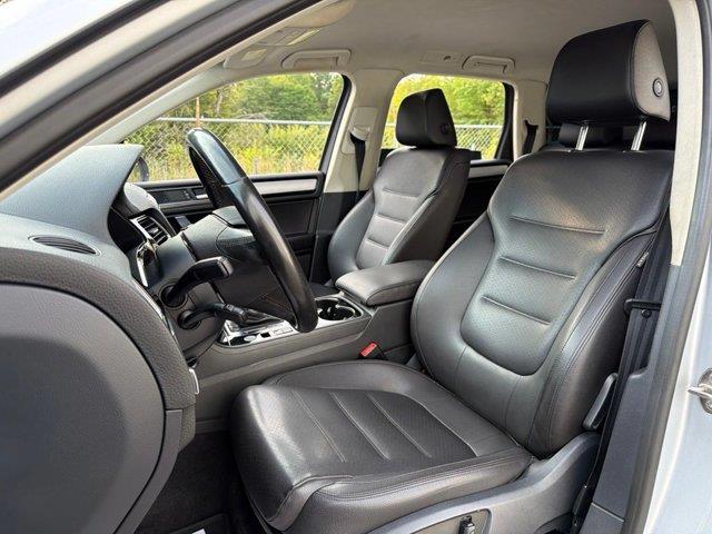 2016 Volkswagen Touareg - $19,428