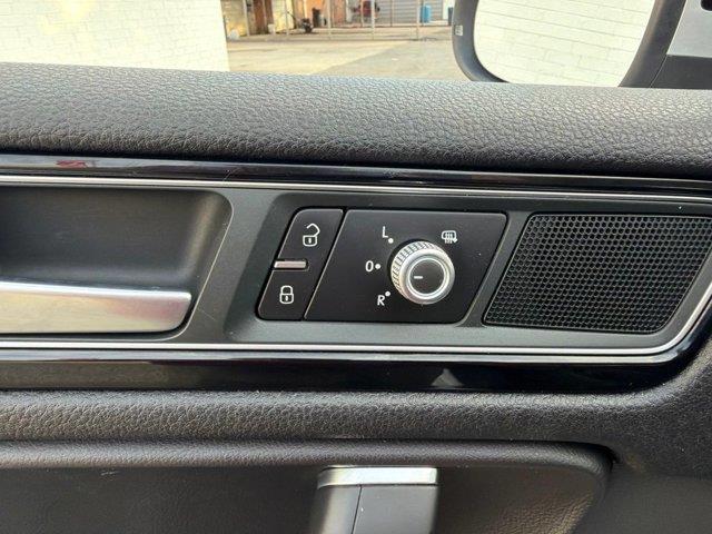 2016 Volkswagen Touareg - $19,428