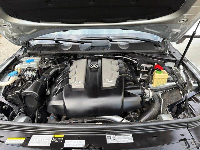2016 Volkswagen Touareg - $19,428