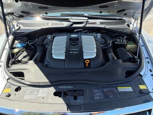 2006 Volkswagen Touareg - $15,698