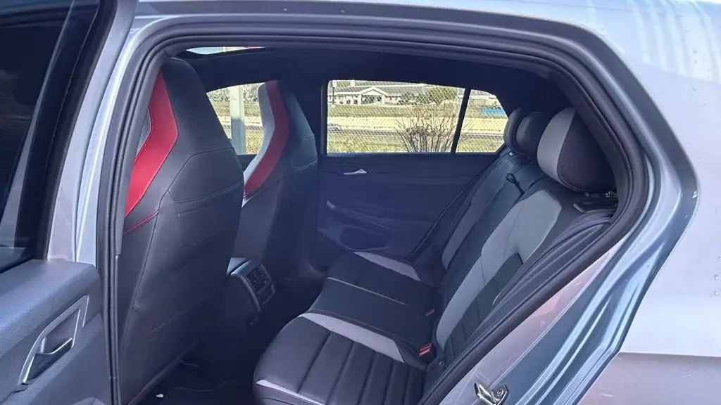 2025 Volkswagen Golf GTI SE