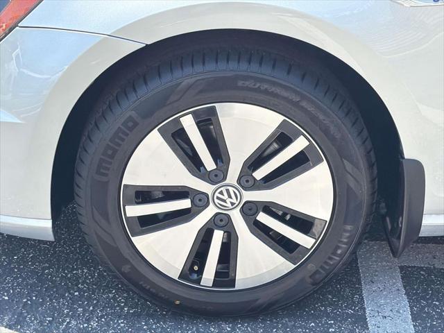 2016 Volkswagen e-Golf - $11,083