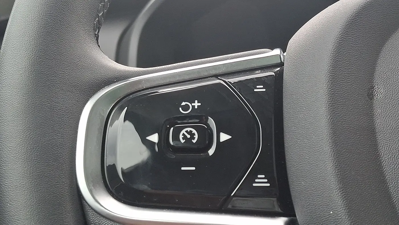 2023 Volvo XC90 B6 Ultimate Bright Theme 6P