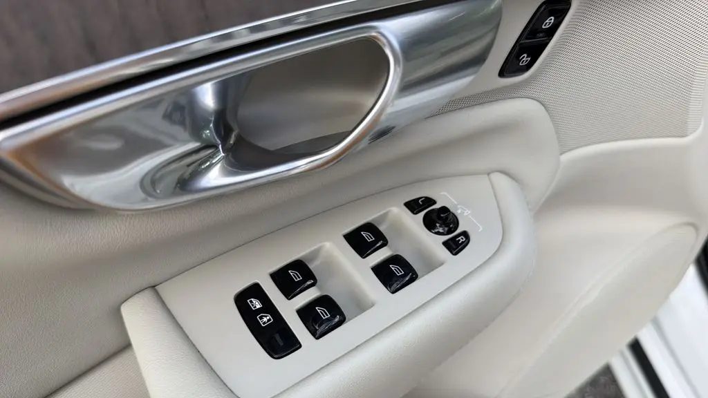 2023 Volvo XC90 B6 Plus Bright Theme 6P
