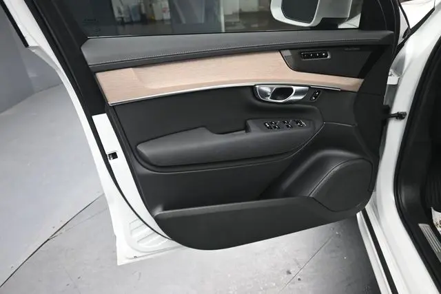 2025 Volvo XC90 - $48,595