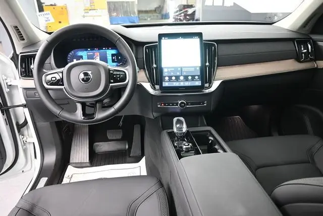 2025 Volvo XC90 - $48,595