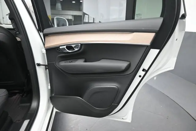 2025 Volvo XC90 - $48,595