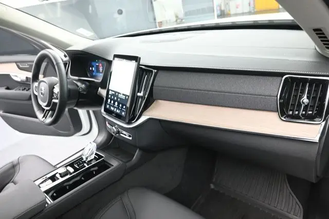2025 Volvo XC90 - $48,595