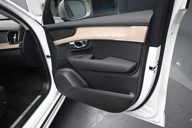 2025 Volvo XC90 - $48,595