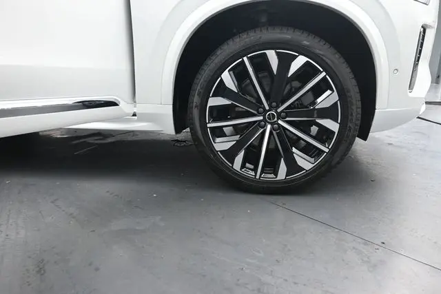 2025 Volvo XC90 - $48,595