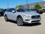 2023 V90 Cross Country Thumbnail 1