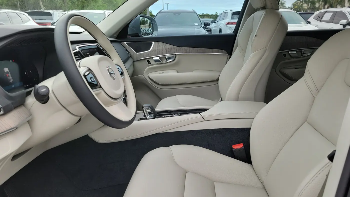2025 Volvo XC90 B6 Plus Bright Theme 7P
