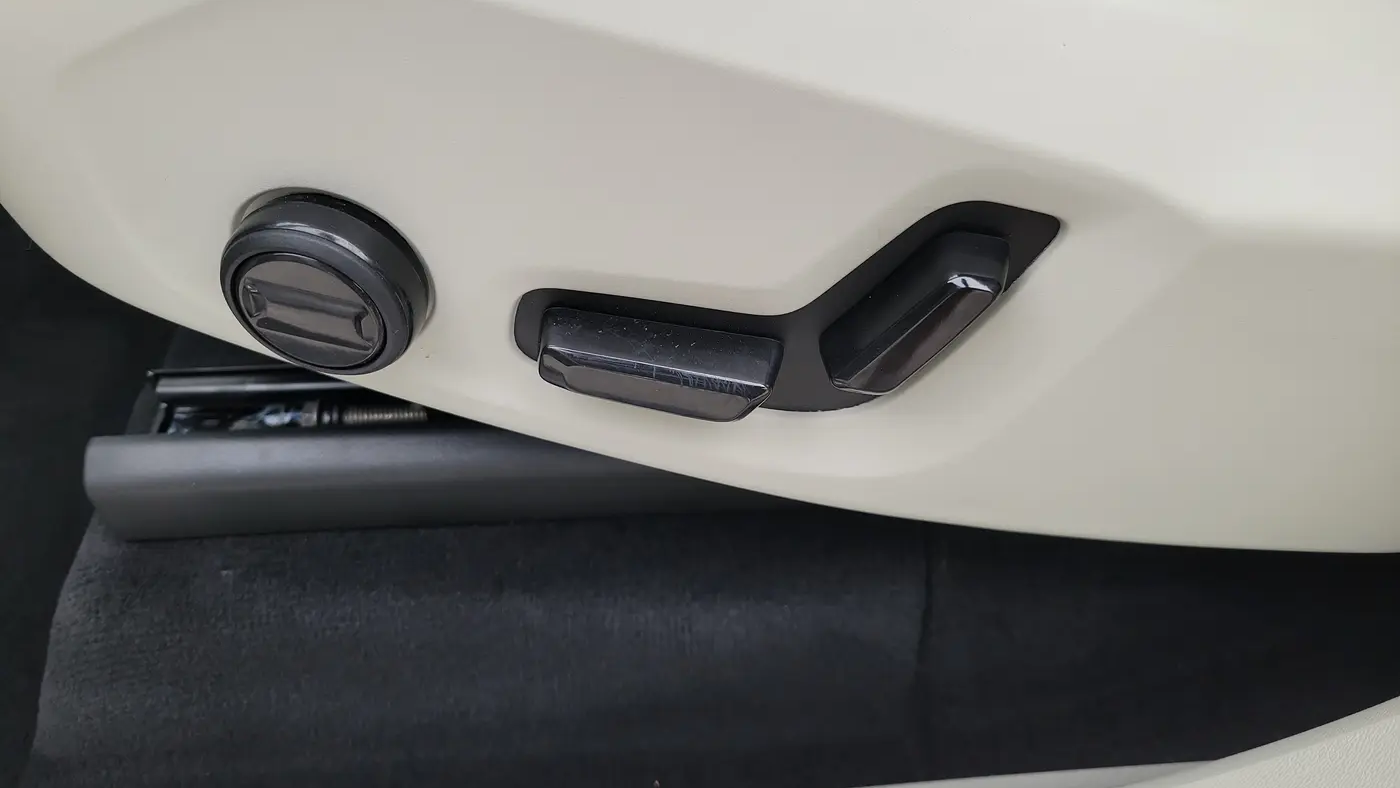 2025 Volvo XC90 B6 Plus Bright Theme 7P
