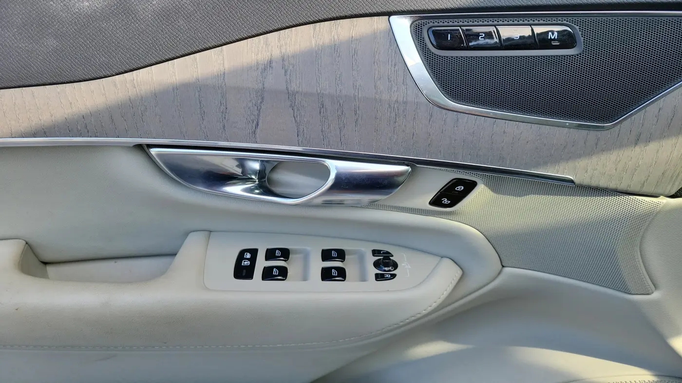 2025 Volvo XC90 B6 Plus Bright Theme 7P