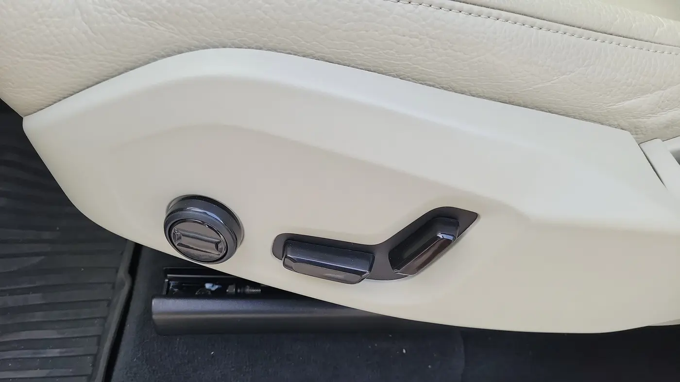 2025 Volvo XC90 B6 Plus Bright Theme 7P