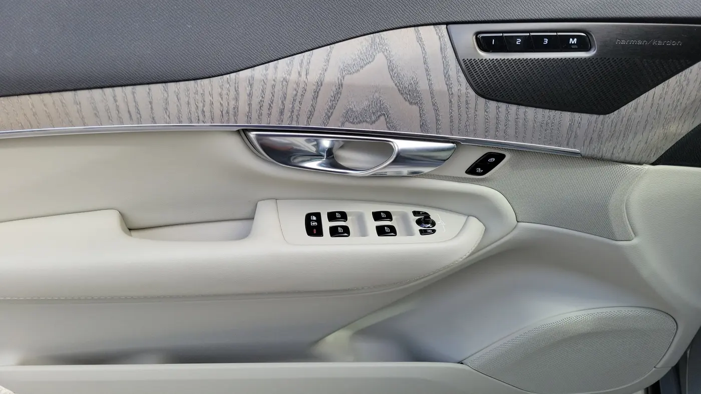 2025 Volvo XC90 B6 Plus Bright Theme 7P