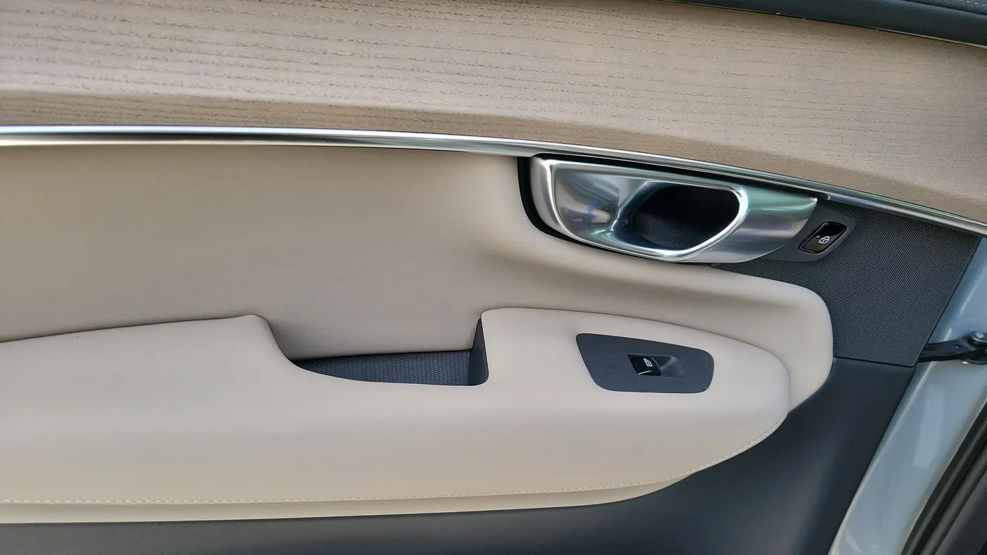 2025 Volvo XC90 B6 Ultra Bright Theme 7P