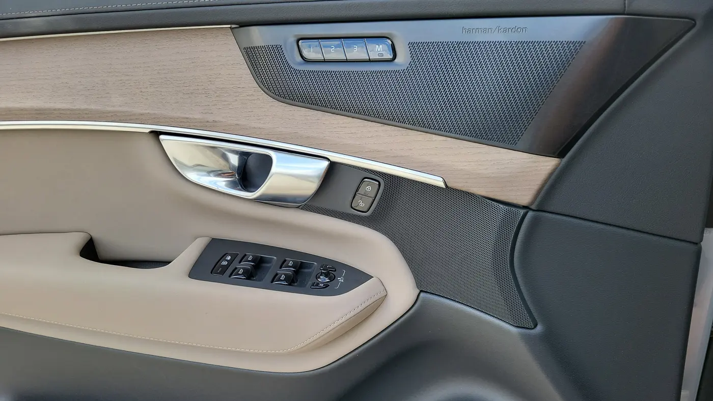 2025 Volvo XC90 B6 Ultra Bright Theme 7P