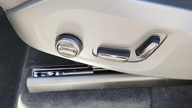 2025 Volvo XC90 B6 Core Bright Theme