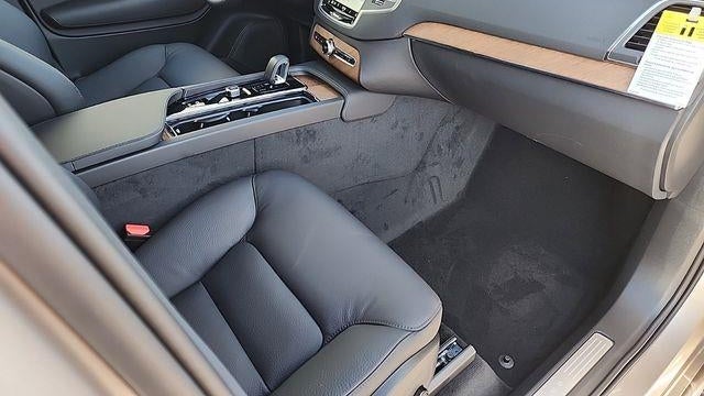 2025 Volvo XC90 B6 Core Bright Theme