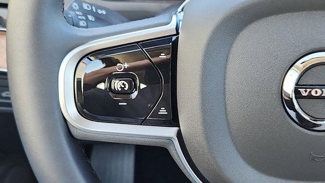 2025 Volvo XC90 B6 Core Bright Theme