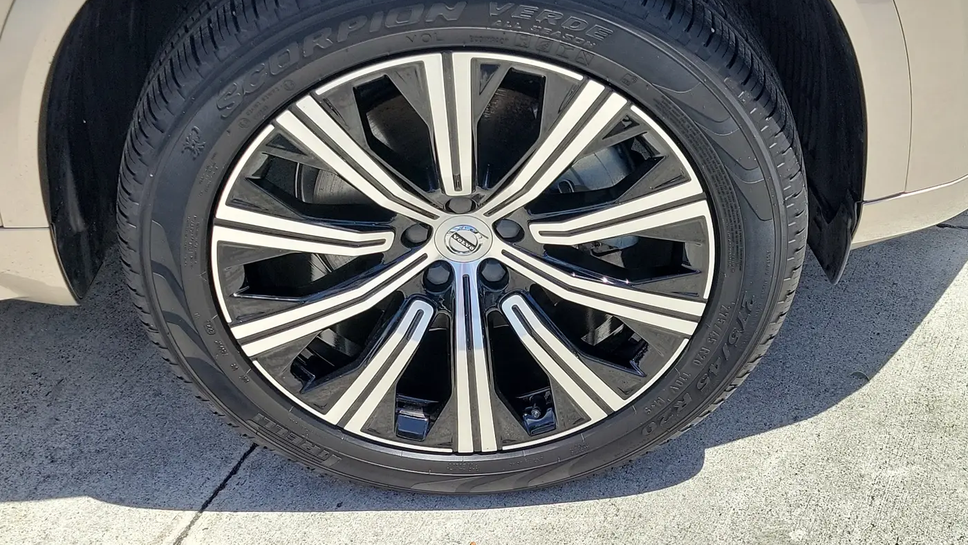2025 Volvo XC90 B6 Core Bright Theme