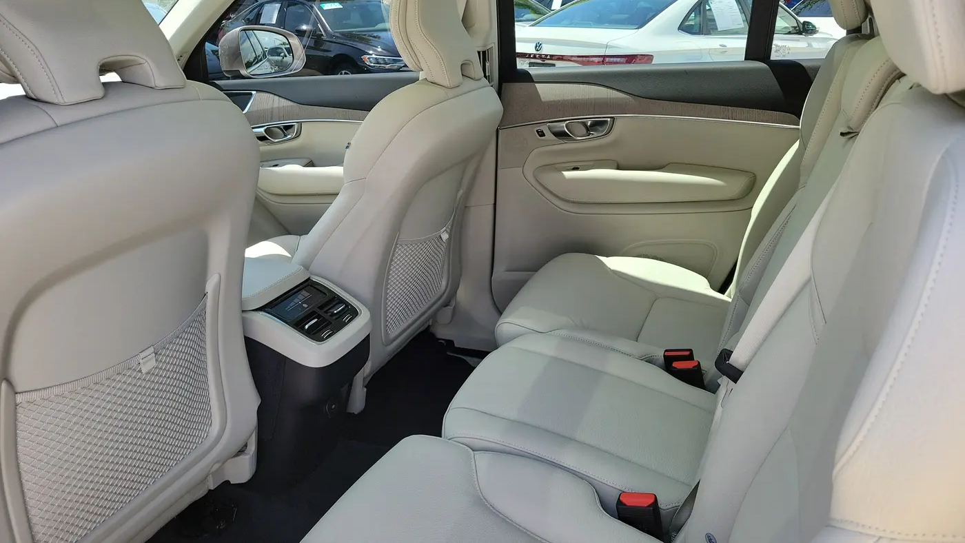 2025 Volvo XC90 B6 Core Bright Theme