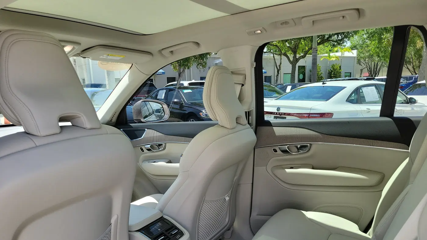 2025 Volvo XC90 B6 Core Bright Theme