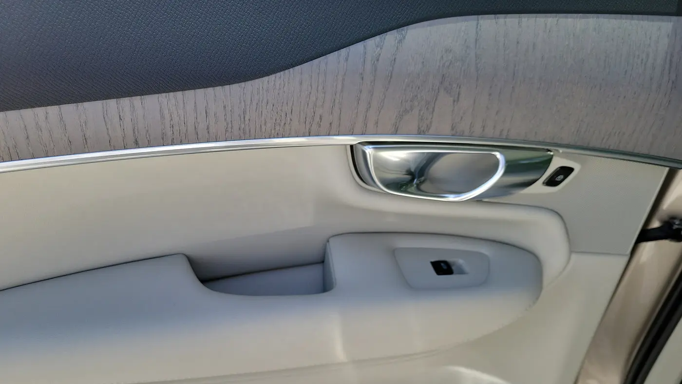 2025 Volvo XC90 B6 Core Bright Theme