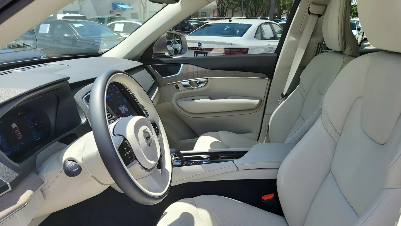 2025 Volvo XC90 B6 Core Bright Theme