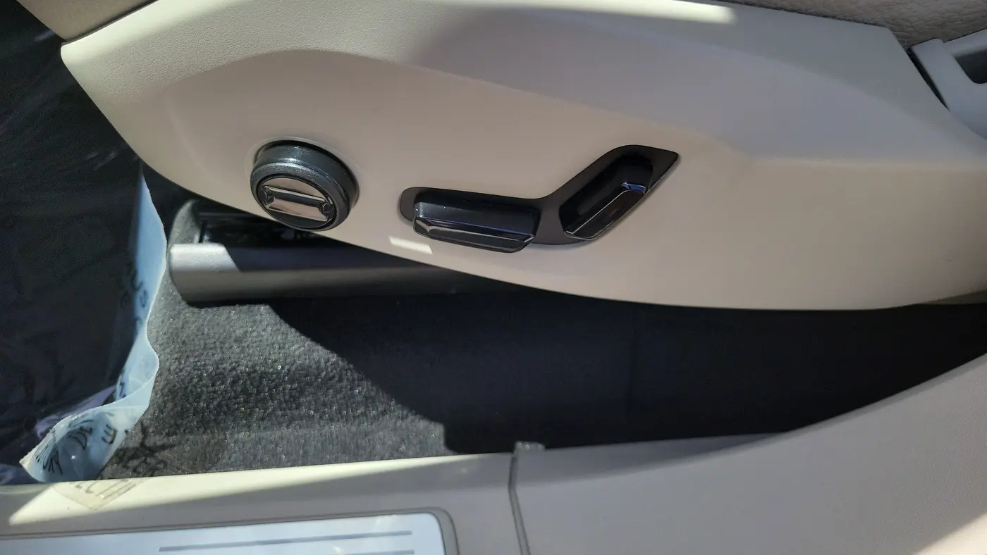 2025 Volvo XC90 B6 Core Bright Theme
