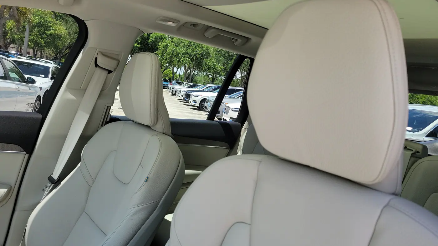 2025 Volvo XC90 B6 Core Bright Theme