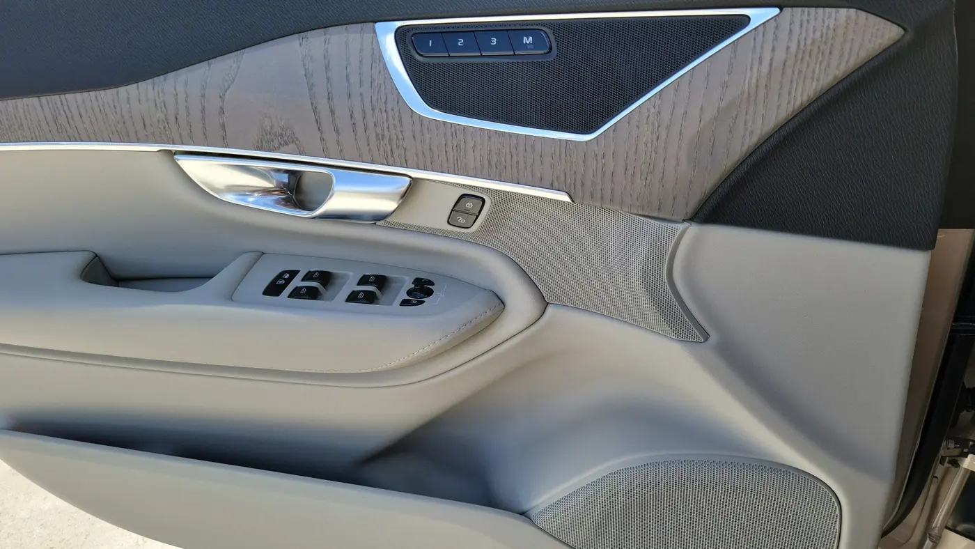 2025 Volvo XC90 B6 Core Bright Theme