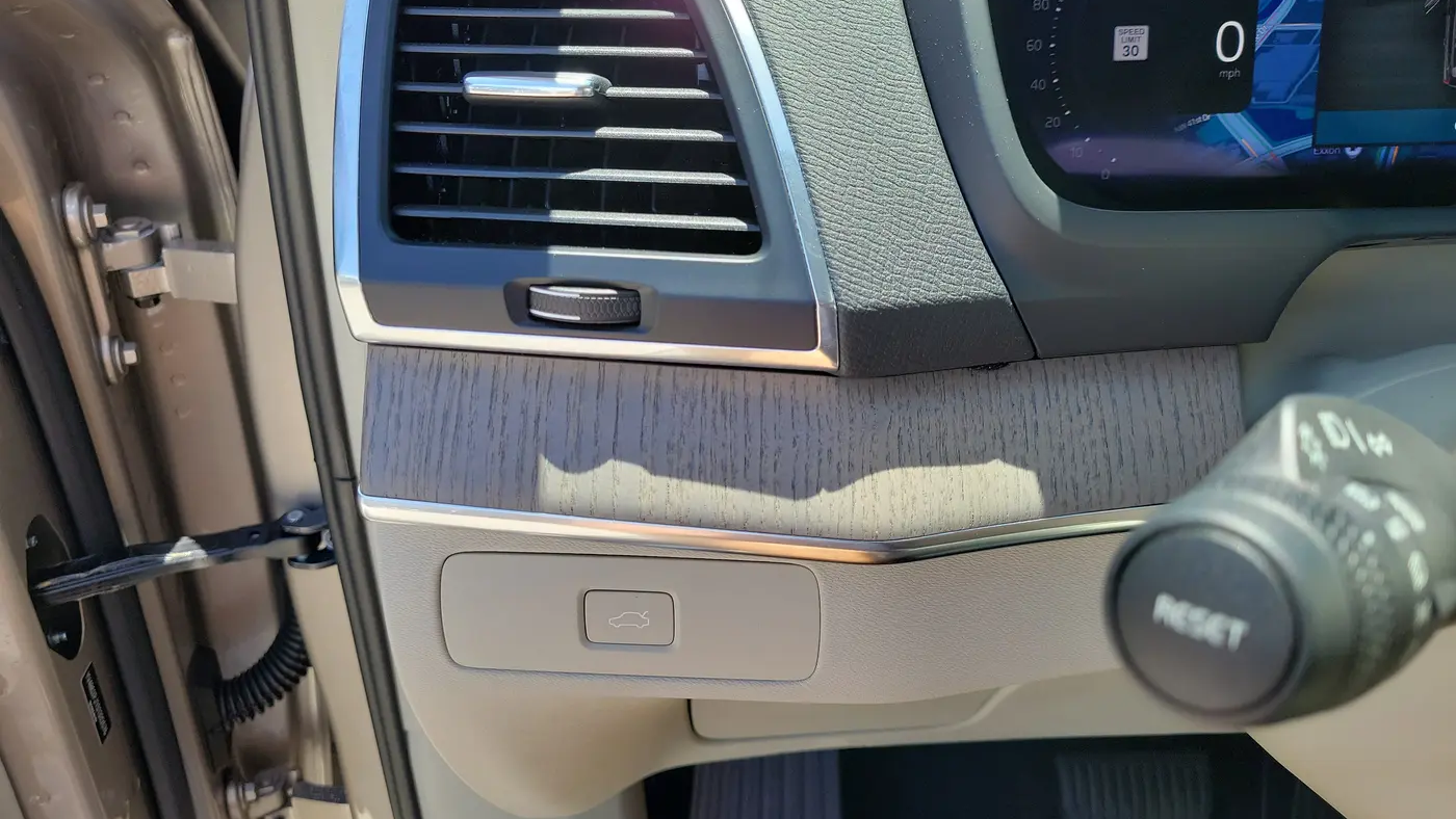 2025 Volvo XC90 B6 Core Bright Theme