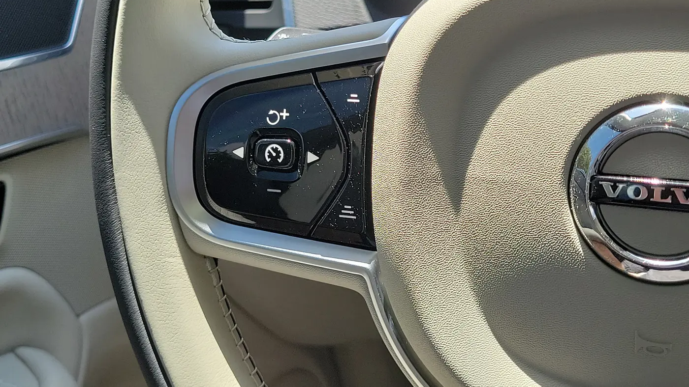 2025 Volvo XC90 B6 Core Bright Theme