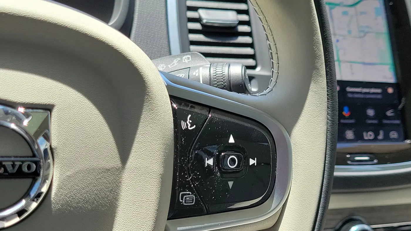 2025 Volvo XC90 B6 Core Bright Theme