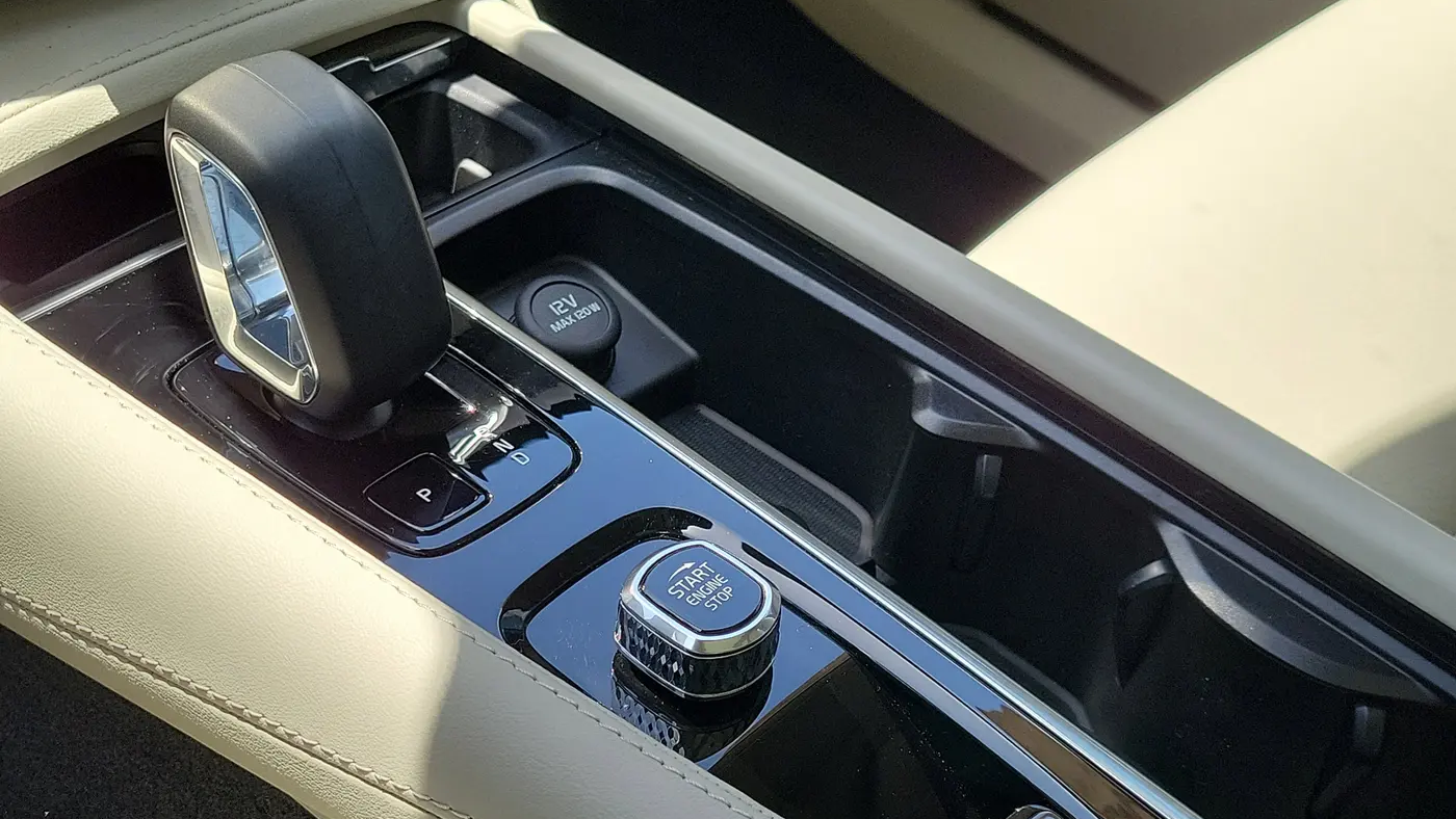 2025 Volvo XC90 B6 Core Bright Theme