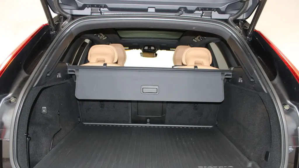 2023 Volvo XC60 B6 Ultimate Bright Theme
