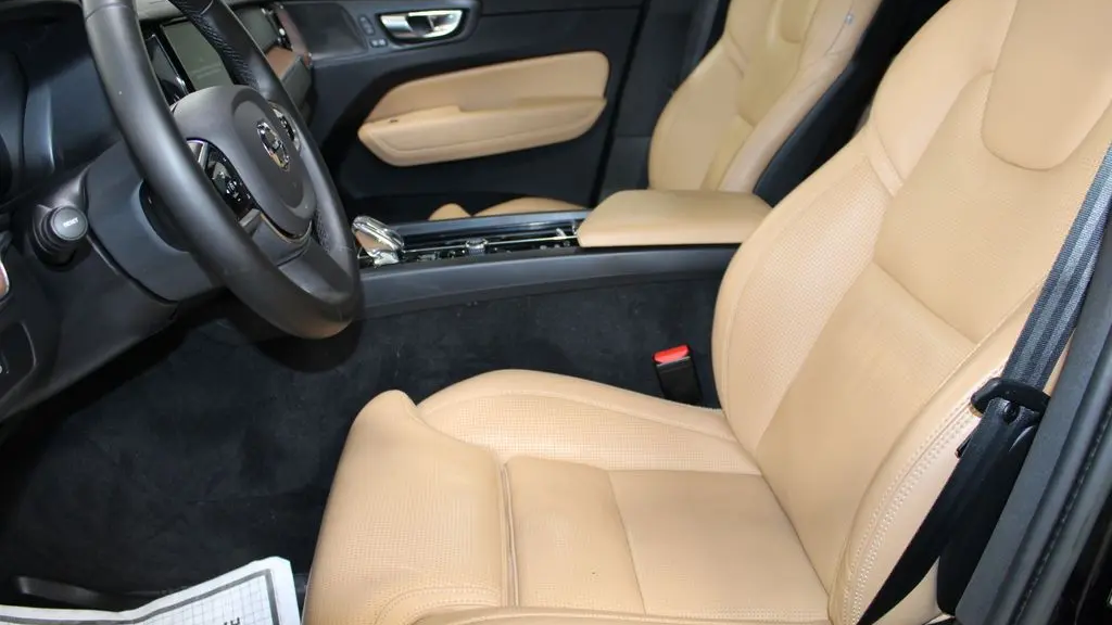 2023 Volvo XC60 B6 Ultimate Bright Theme