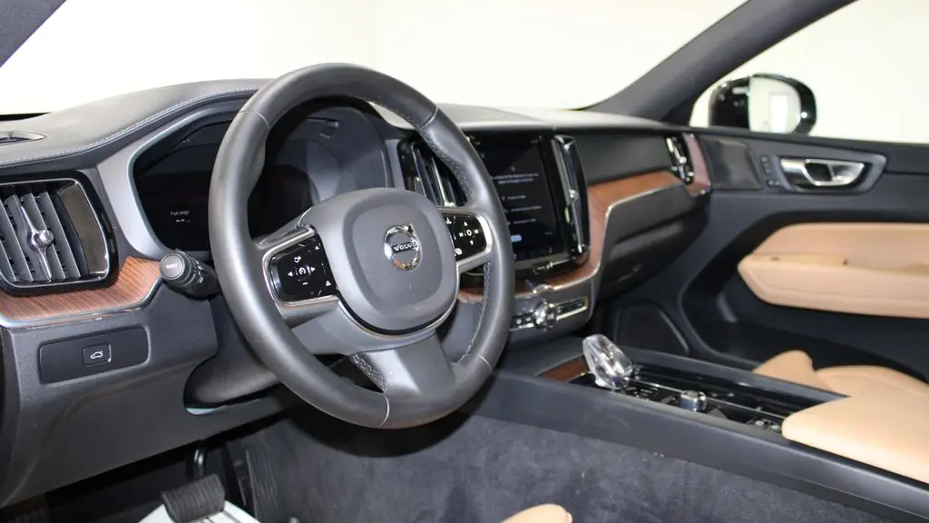 2023 Volvo XC60 B6 Ultimate Bright Theme