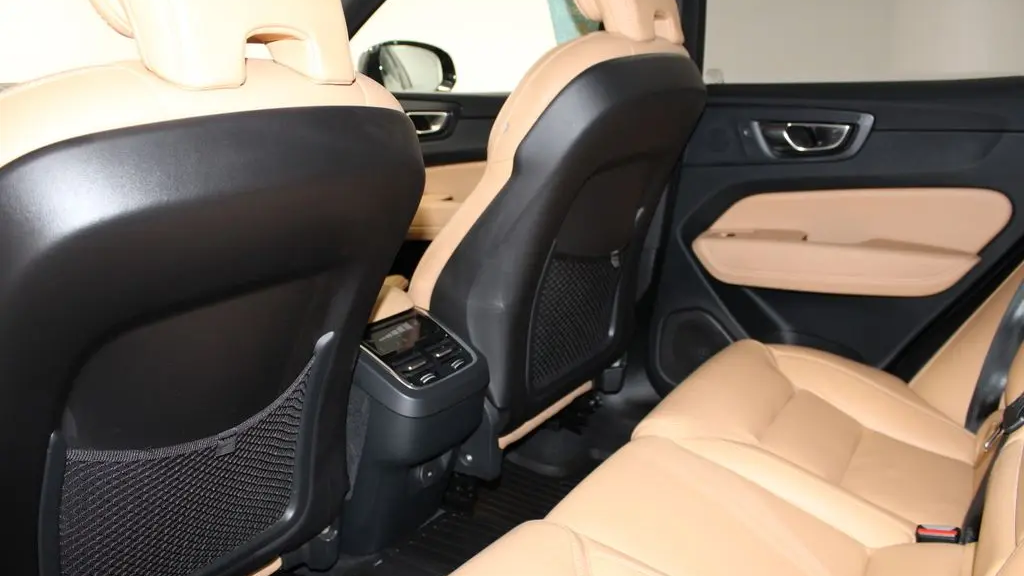2023 Volvo XC60 B6 Ultimate Bright Theme