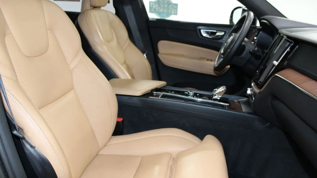 2023 Volvo XC60 B6 Ultimate Bright Theme