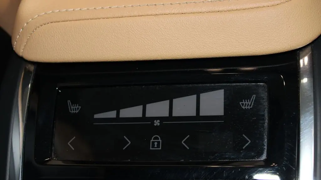 2023 Volvo XC60 B6 Ultimate Bright Theme