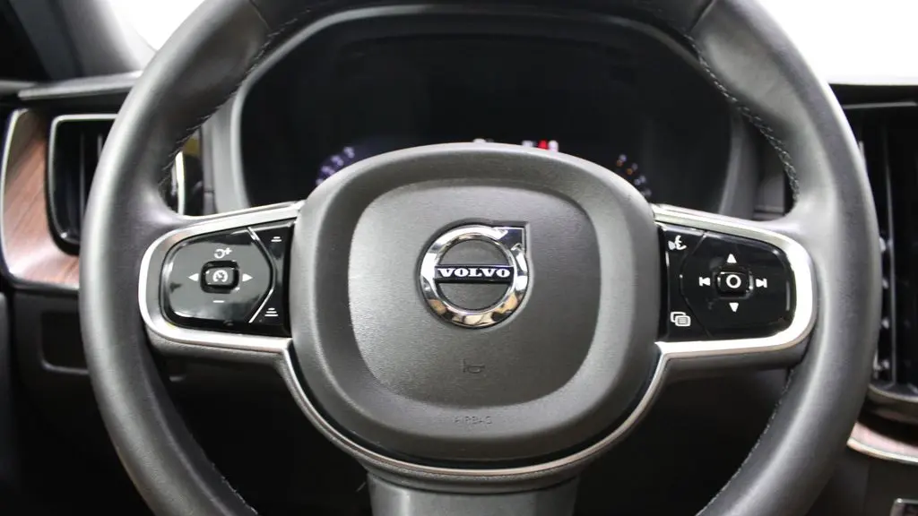 2023 Volvo XC60 B6 Ultimate Bright Theme