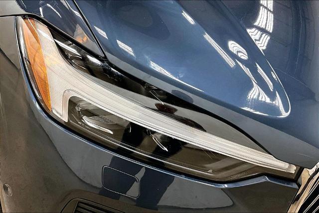 2022 Volvo XC60 - $32,903